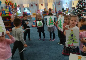 Dzieci prezentują powstałe prace.